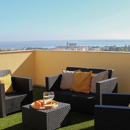 One Bedroom Apartment With Stunning River Views And Private Rooftop! Лиссабон Экстерьер фото