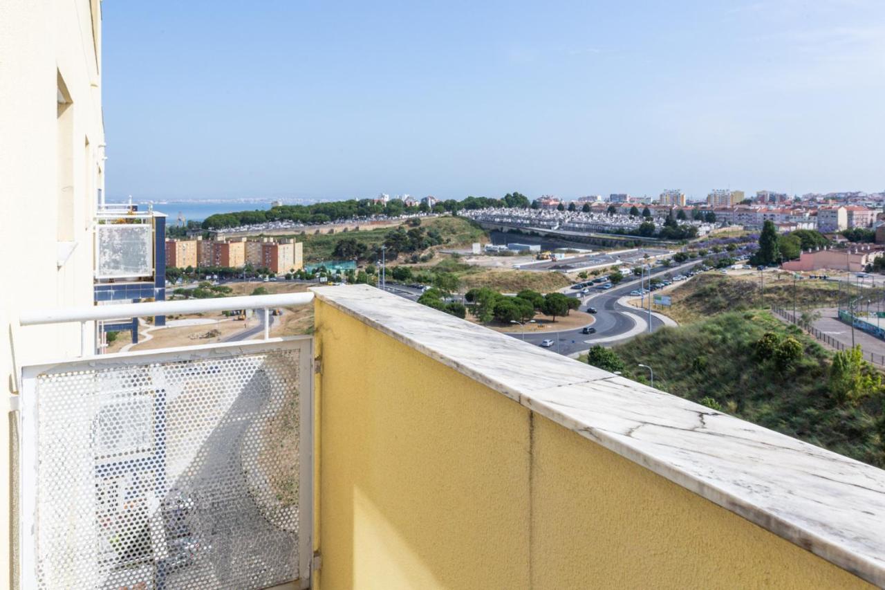 One Bedroom Apartment With Stunning River Views And Private Rooftop! Лиссабон Экстерьер фото