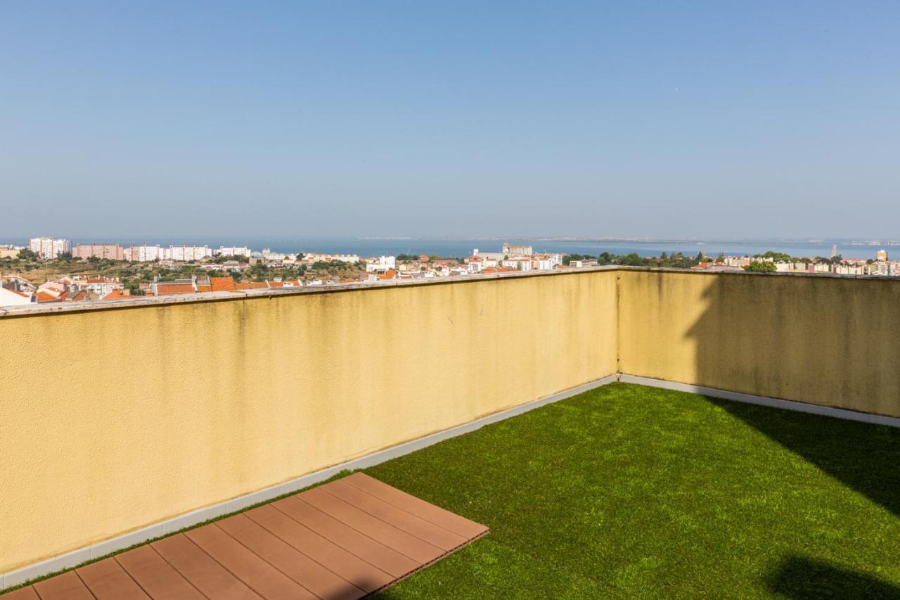 One Bedroom Apartment With Stunning River Views And Private Rooftop! Лиссабон Экстерьер фото