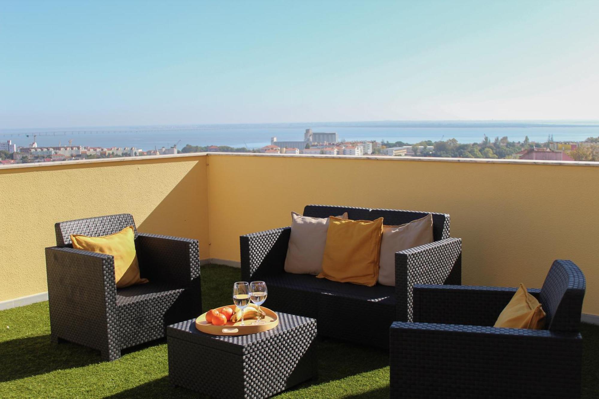 One Bedroom Apartment With Stunning River Views And Private Rooftop! Лиссабон Экстерьер фото